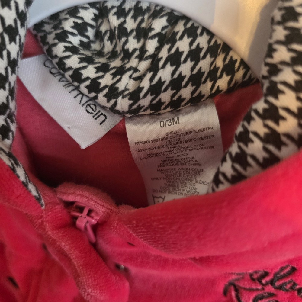 Calvin‎ Klein Snowsuit Infant Size 0-3 Months Pink Black Hearts Herringbone Hood - Picture 4 of 6